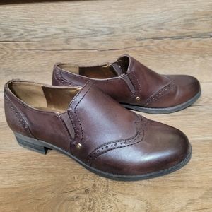 Oxford style leather shoes